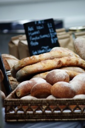 frisches Brot auf dem Markt (W)