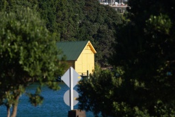 gelbes Bootshaus im Gr�nen