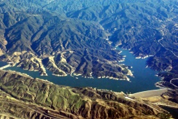 Castaic Lake mit Damm