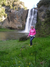 Anne am Wasserfall